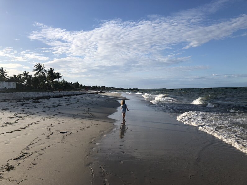 Tansania, Tanzania, Strand, Palmen, Kind, blauer Himmel